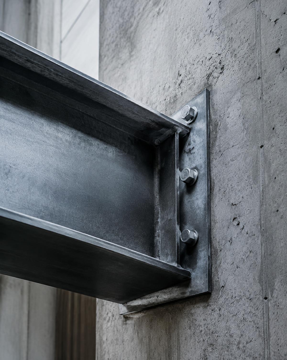 Poutre d'acier boulonnée sur un mur de béton